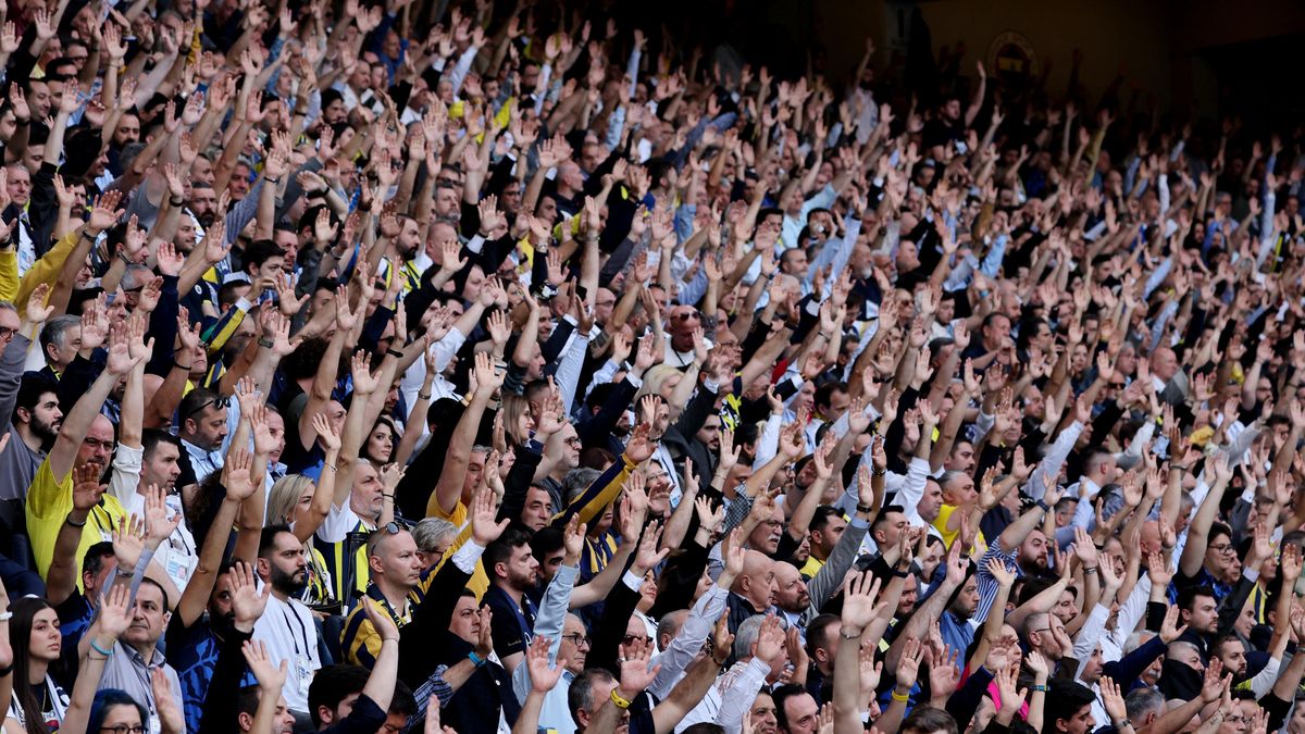 V lize zatím zůstávají. Fenerbahce ale hrozí nasazením dorostenců a požaduje zahraniční sudí