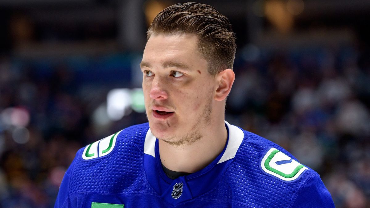 Ruský bek je v NHL bez smlouvy, domů se ale vrátit nemůže: Hned bych skončil na Sibiři