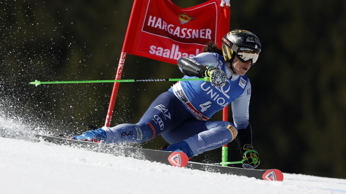 Obří slalom na finále SP v Saalbachu vede Brignoneová, Gutová míří za glóby