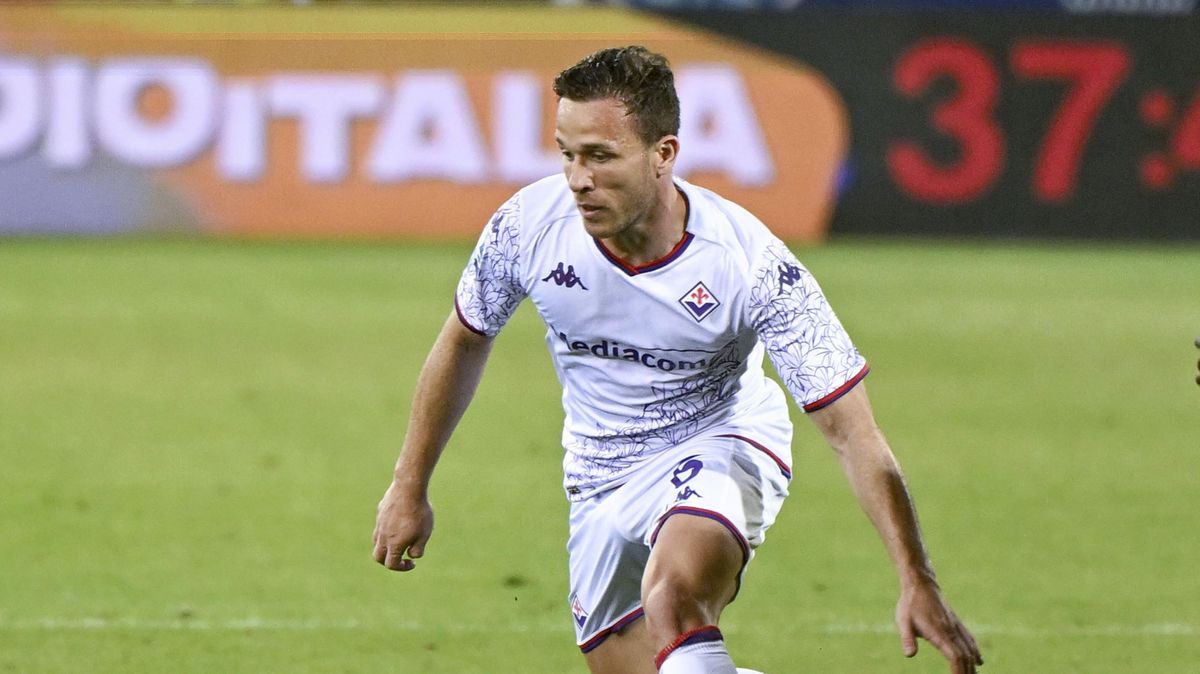 Fiorentina zdolala Cagliari penaltou v nastavení a pokazila Ranierimu loučení