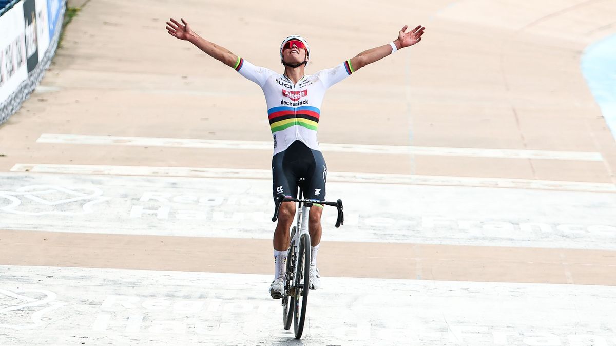 Jako stroj! Van der Poel rekordní sólo jízdou obhájil triumf na Paříž-Roubaix
