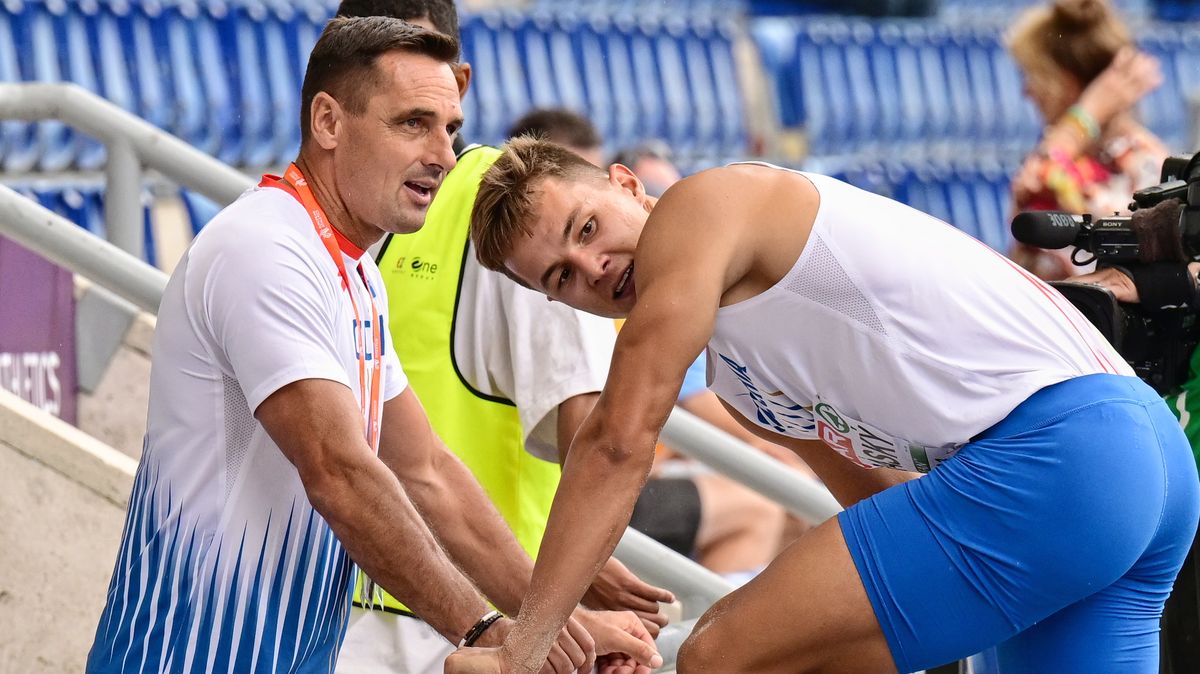 Naštvaný Francouz, incident v tyči a start během oslav. Divoký závod si Stráský ozdobil rekordem