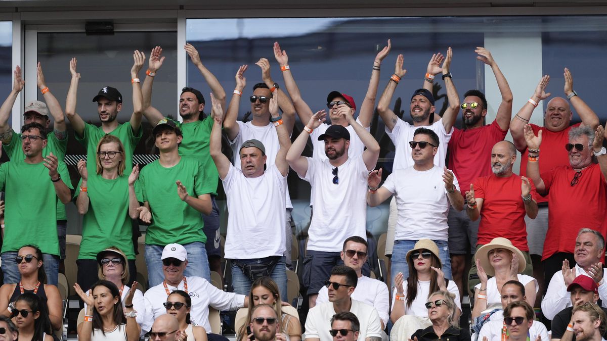 Tenis jako spouštěč šílenství. Náboženství musí chvíli stranou