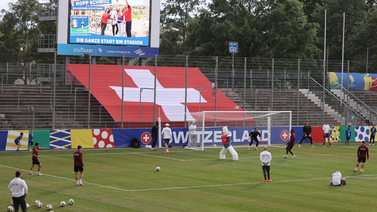 Švýcaři si stěžují u UEFA na kvalitu hřiště v přípravném kempu