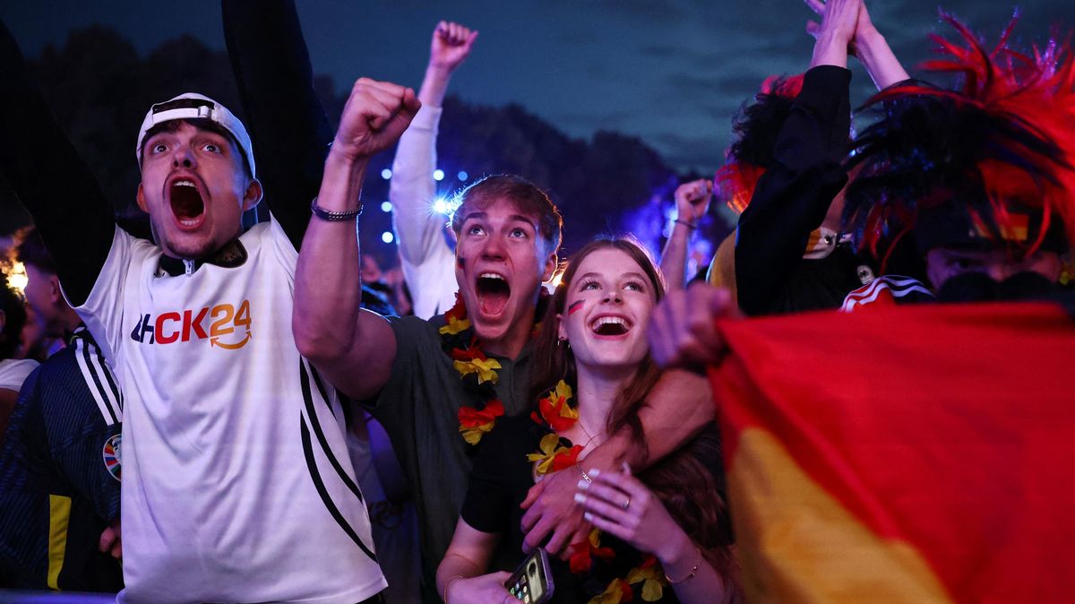 Německo bude mistr! Pivo za pět eur, třaskavá atmosféra. Jak fanzóna v Hamburku prožívala kanonádu nad Skoty