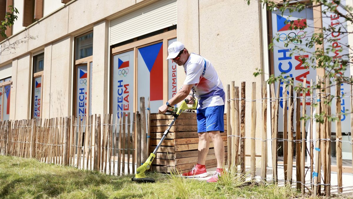 Z šéfa je zahradník. První Češi míří do olympijské vesnice, a tak Doktor musel sekat zuboženou trávu