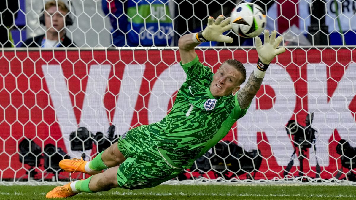 Skoč doleva! Gólman Anglie poslechl lahev a zařídil postup