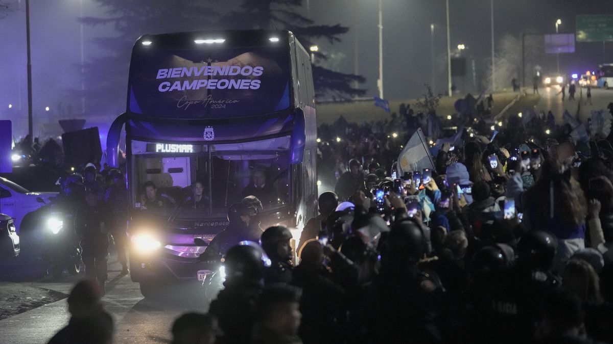 Fanoušci Argentiny vítali fotbalisty ohňostroji, Messi z USA nepřicestoval