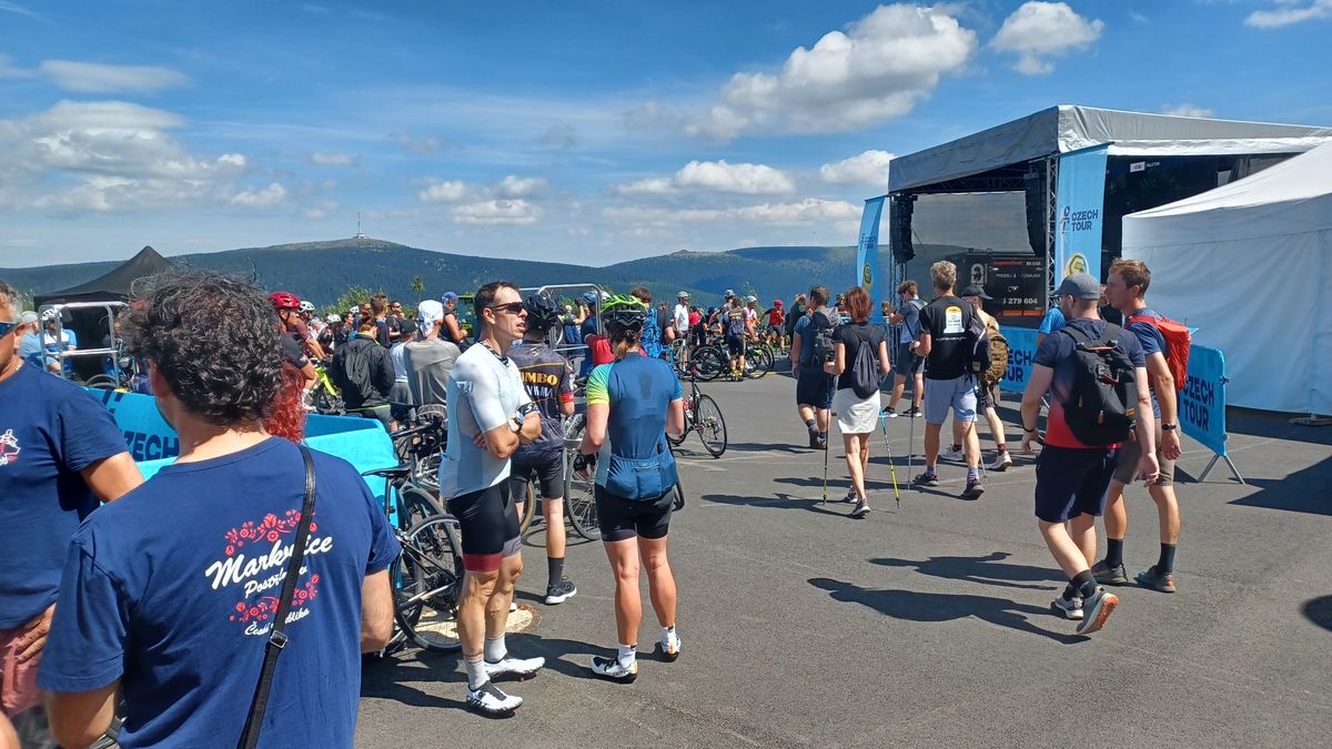 Královská etapa Czech Tour přilákala tisíce lidí. Dlouhé stráně praskaly ve švech