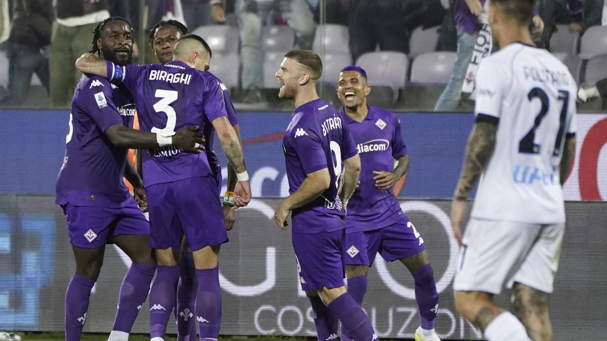 Fotbalisté Fiorentiny bez Baráka remizovali v souboji o poháry s Neapolí