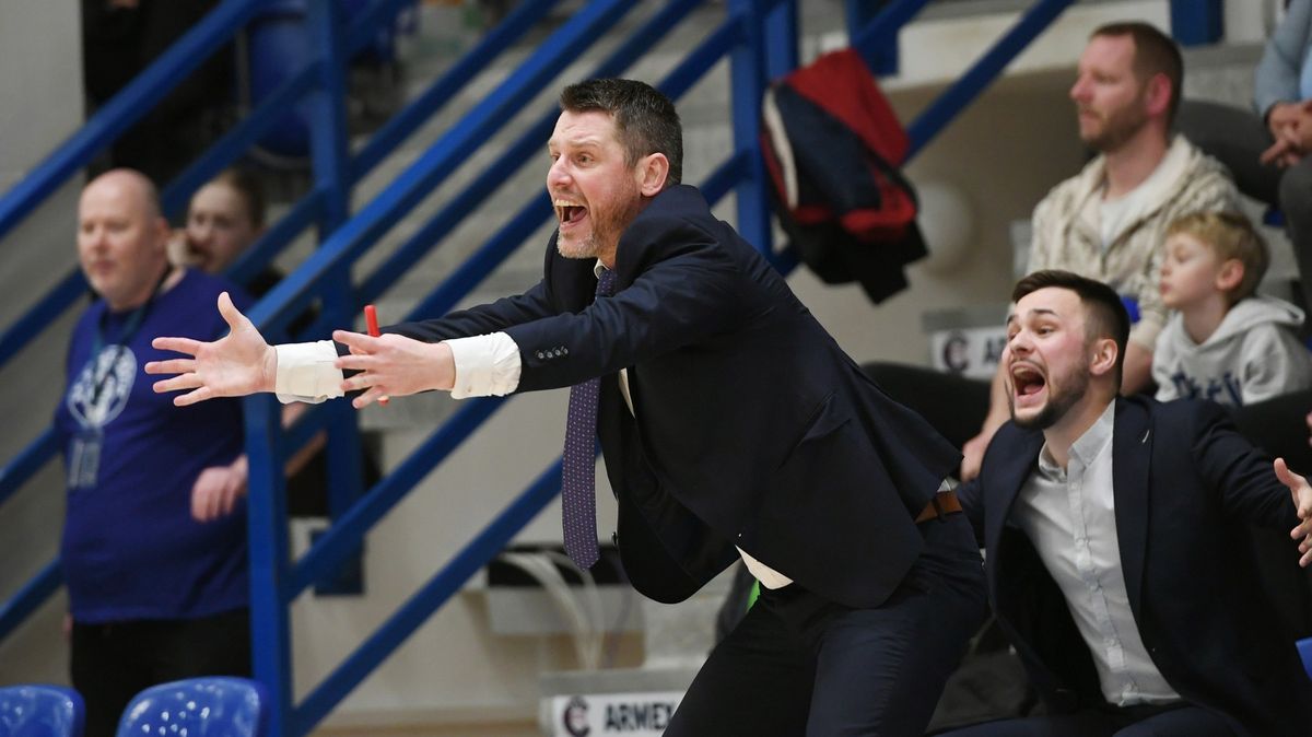 Basketbalisty Slavie převzal Růžička