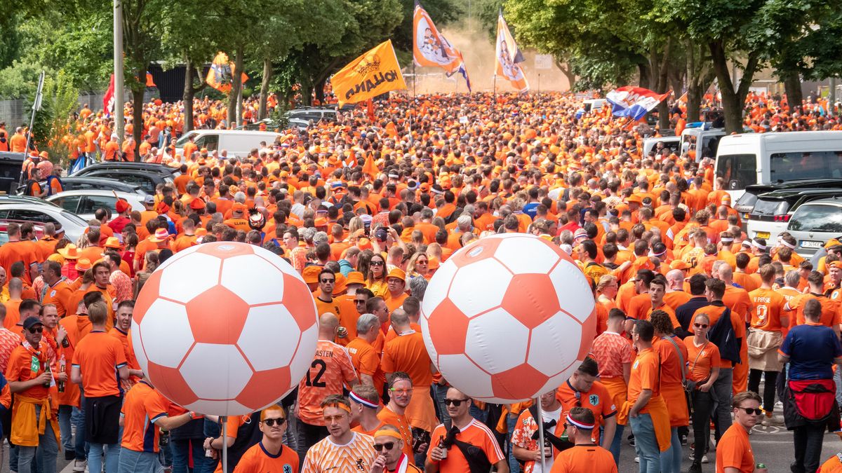 Oranžová řeka zaplavila Hamburk. Brzdil ji jen polský vzdor a pomatenec se zbraněmi