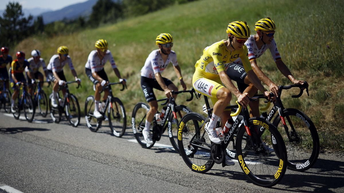 Netradiční strava na Tour de France. V pelotonu během etapy kolovaly lentilky