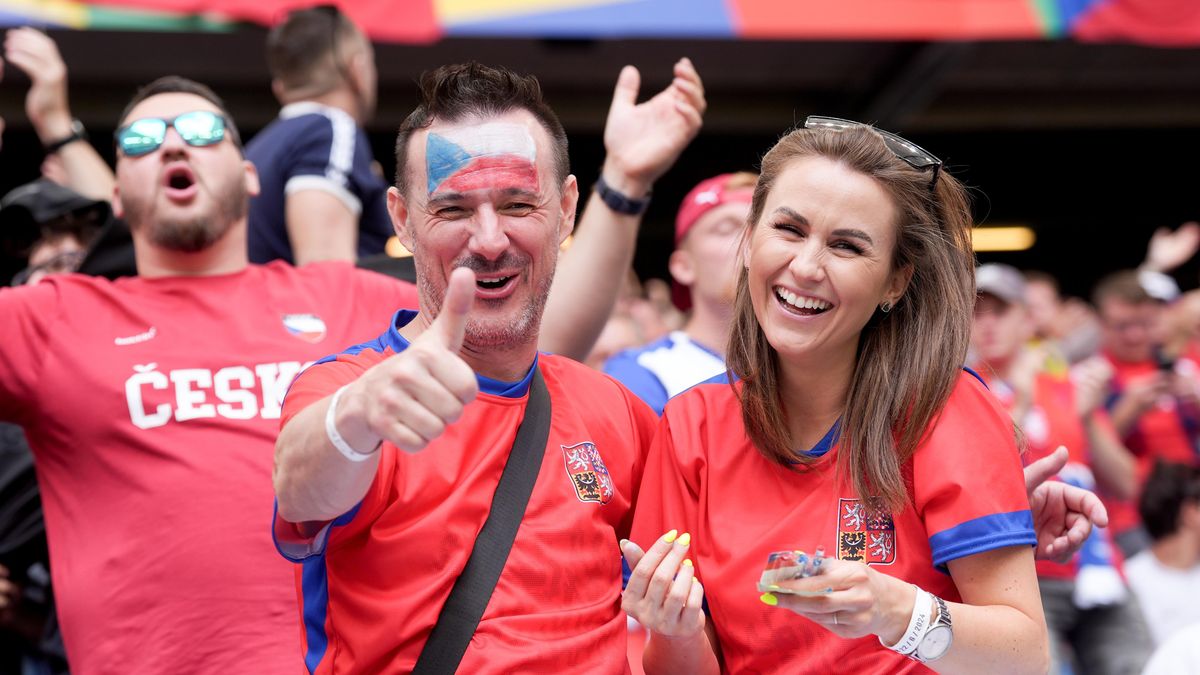 Červená masa přijela hnát Čechy, fanoušky pozdravil i Šmicer