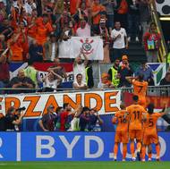 Fotbalisté Nizozemska se radují z úvodní branky semifinálového duelu s Anglií