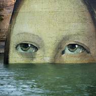Vodní hladinu zdobila umělecká díla z pařížského muzea Louvre