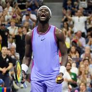 Američan Frances Tiafoe po výhře nad Alexejem Popyrinem.