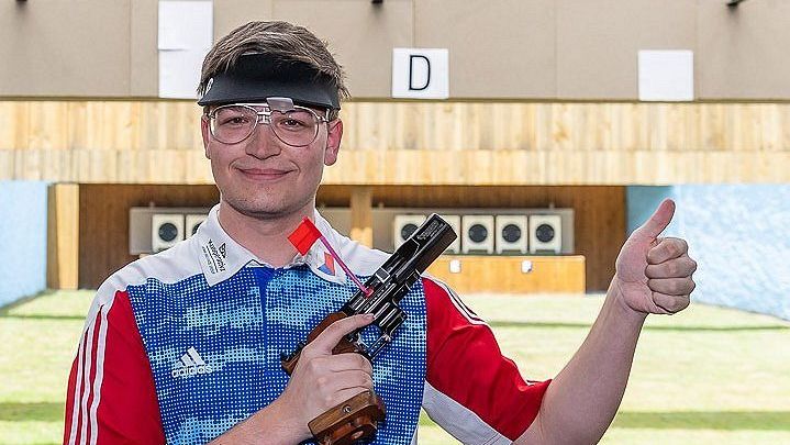 Pistoláři Rampula a Dědová získali na Evropských hrách stříbro ve smíšené soutěži v rychlopalbě