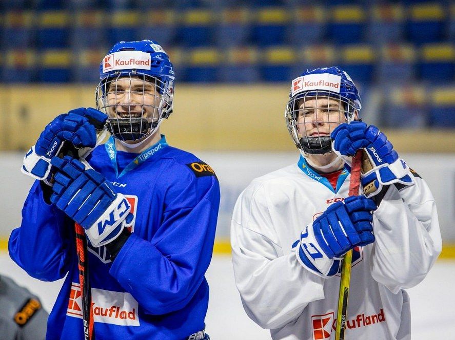 GALERIE: Sestra hokejisty Nečase zaujala při draftu NHL! Dojatá blondýnka  líbala český talent, FOTO 1