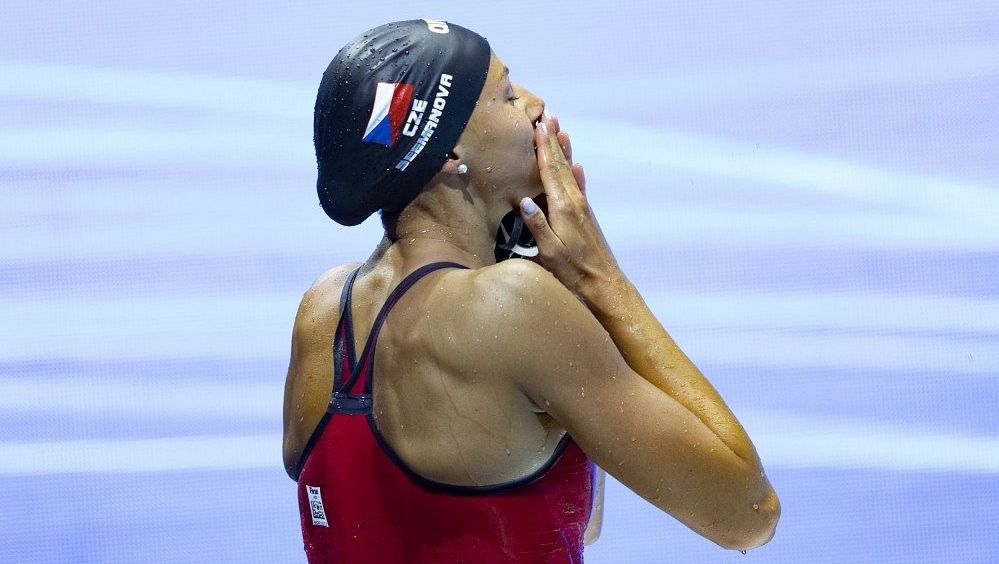 Seemanová z děleného 8. místa postoupila na MS do semifinále na 200 metrů kraul