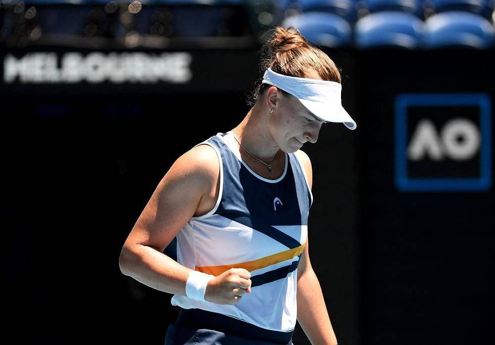 Tenistka Barbora Krejčíková v akci během osmifinále na grandslamovém Australian Open.