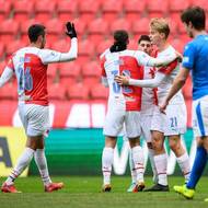 Fotbalisté Slavie Praha oslavují gól na 3:0 během přípravného utkání s Baníkem Ostrava.