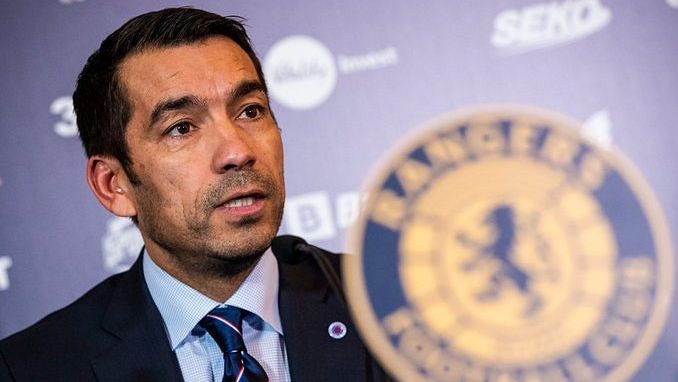 Vicemistr světa Van Bronckhorst bude Slotovým asistentem u fotbalistů Liverpoolu