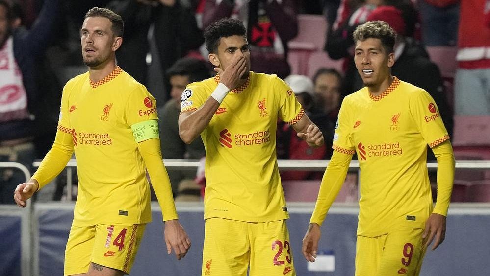 Drsná Liga mistrů! Slavící hráče Liverpoolu minula kovová tyč, létaly i zapalovače - Sport.cz