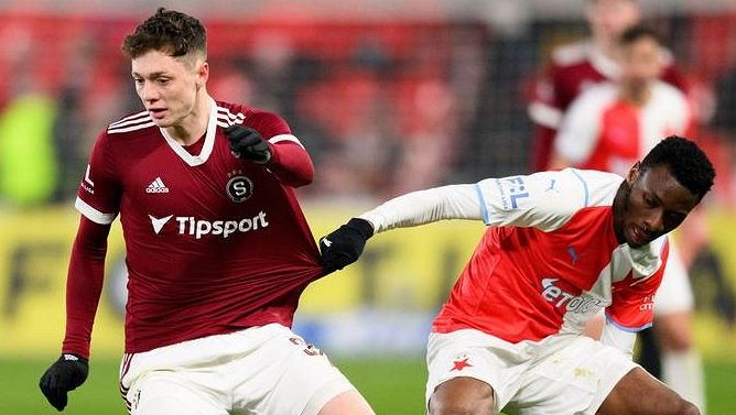 Derby tentokrát favorita má. Jenže pozor, řežba o titul je na virózu nejlepší lék!