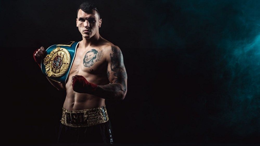 Zpět do akce. Na českou boxerskou jedničku nepříjemně dotírá mladší rival, teď jdou proti sobě