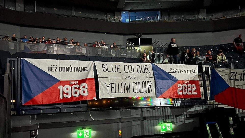 Už žádné české kličky. Lotyšsko povolilo, aby při hokejovém šampionátu vlály ukrajinské vlajky