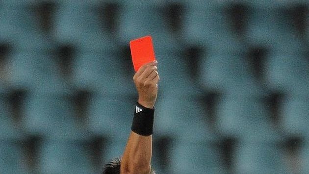 Něha se vypařila. Rozběsněné fotbalistky se vyřádily na rozhodčím, chystaly se použít i kýbl