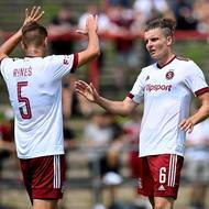 Matěj Ryneš ze Sparty Praha a Filip Souček oslavují gól na 1:0 během přátelského utkání s Opavou.