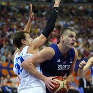 Srbská hvězda Nikola Jokič se probíjí českou obranou.