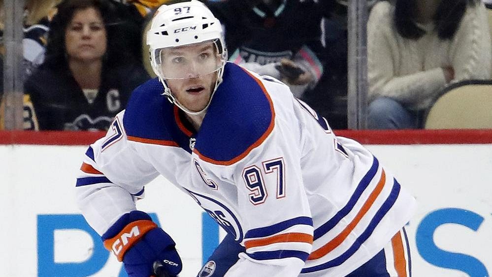 McDavid je nejlepším hráčem týdne NHL, skórující gólman Ullmark druhou hvězdou