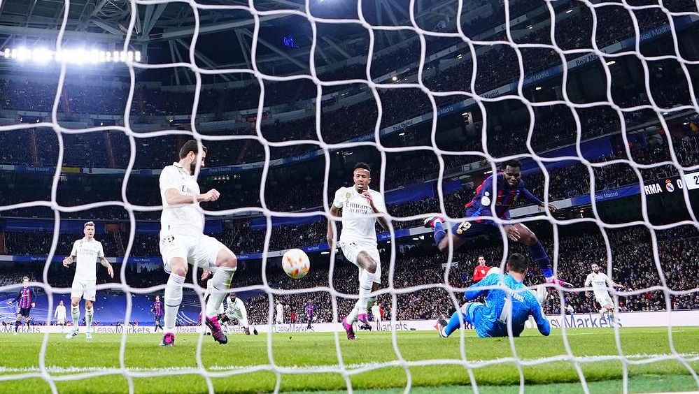 Barcelona má do finále poháru blíž, Real se porazil vlastním gólem