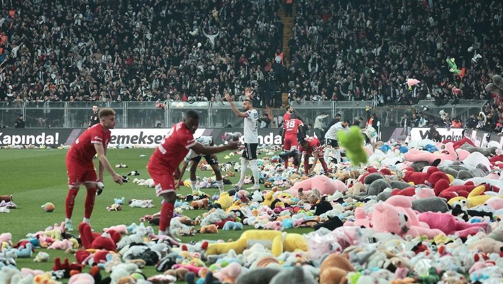 Fanoušci Besiktase zaházeli trávník plyšáky pro děti postižené zemětřesením