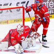 Zleva David Cienciala z Pardubic a brankář Ondřej Kacetl a Martin Marinčin z Třince.