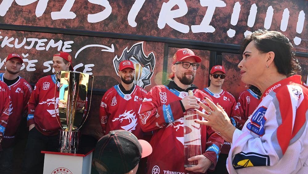 Třinec slavil titul v otevřeném autobuse. Moták o hráče obavy neměl. Zas takoví pijani to nejsou, smál se