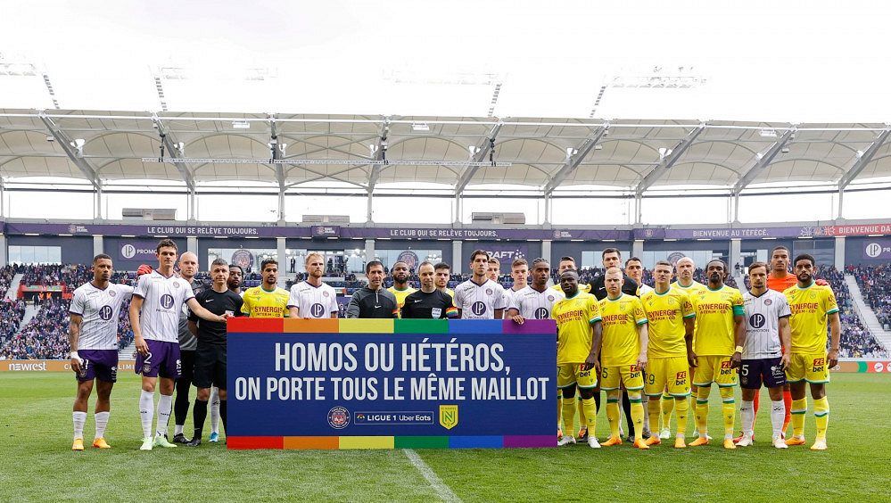 Egyptský fotbalista Nantes dostal pokutu za odmítnutí duhového dresu