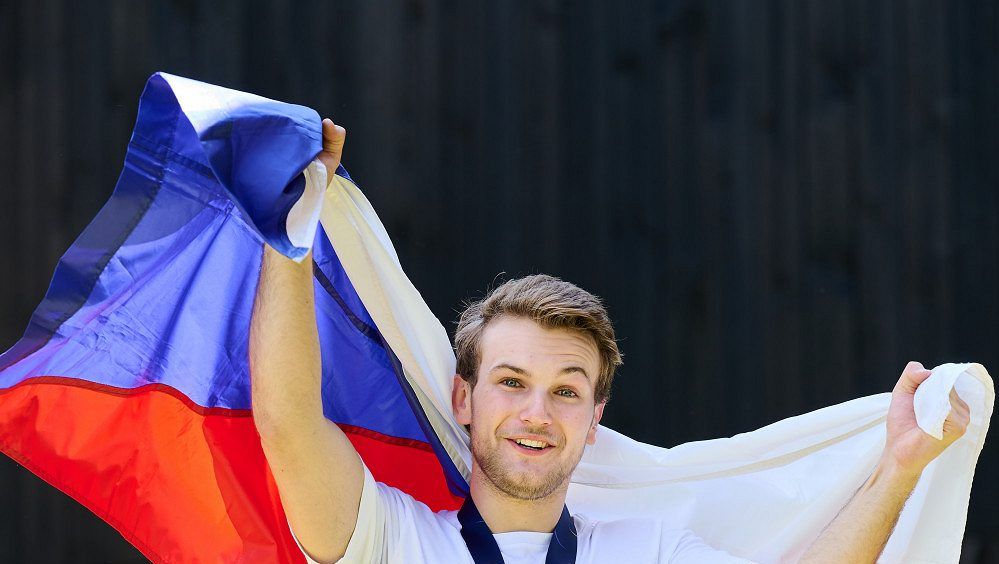 Bronz, stříbro a kadeřník. Půjdu shodit ten květák, naplánoval si Přívratský