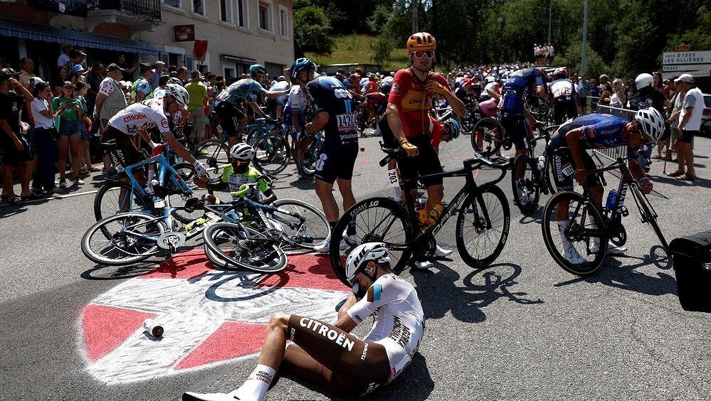 Chtěl fotku, shodil půlku pelotonu. Fanoušci, nelezte do kanceláře cyklistů! čílí se expert