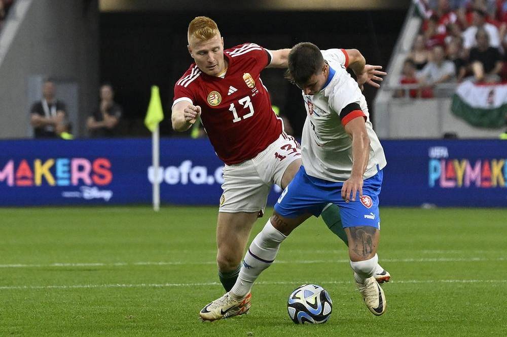 Maďarský fotbalista Zsolt Kalmar (vlevo) atakuje českého reprezentanta Adama Hložka během přípravného utkání v Budapešti.