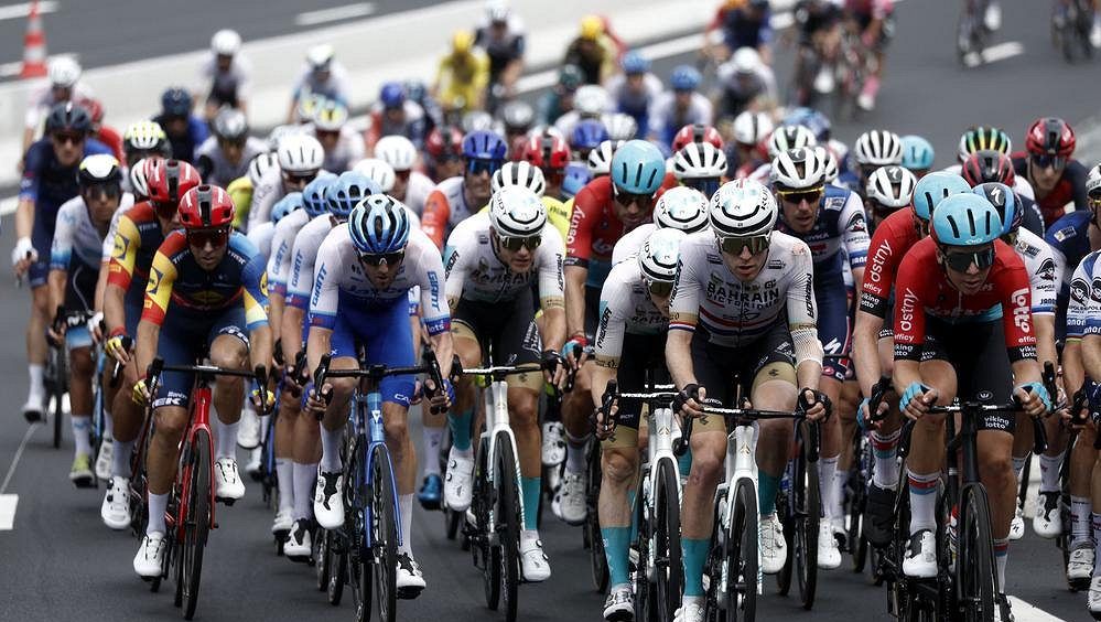 TOUR ONLINE: Přijde další rovinatá etapa, finišovat se bude na motoristickém okruhu