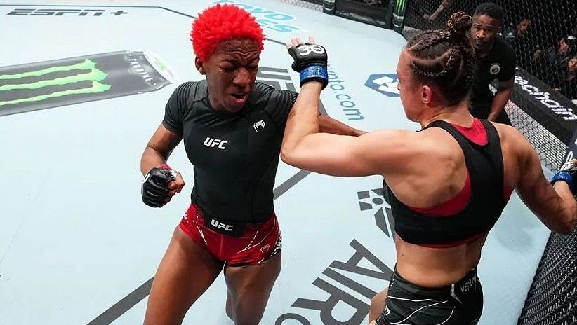 Kontroverzní porážka Pudilové v UFC. Zuřil trenér i odborníci. Soupeřka fanouškům ukázala prostředníček
