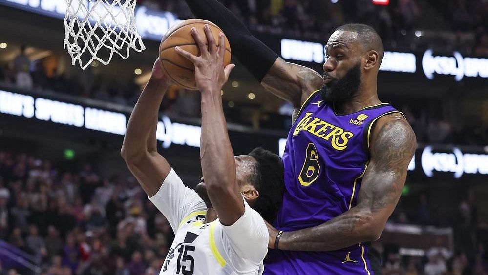 James zajistil Lakers další výhru, Embiid se přiblížil titulu krále střelců NBA