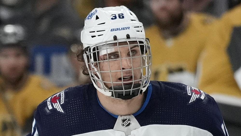 Děsivý šrám jak od žraloka! Se 75 stehy v obličeji se útočník Winnipegu vrátil do hry