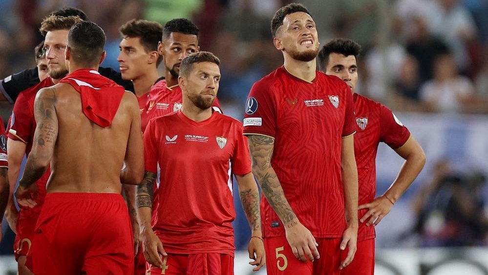 Oni slaví, my bychom spálili stadion, smutní hvězda Sevilly. Opora v bráně míří za Neymarem