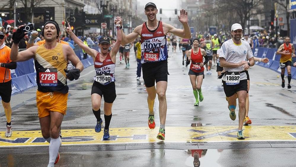 Hokejový obr Chára skvěle zvládl maraton v Bostonu, běžely ho i manželky českých hokejistů
