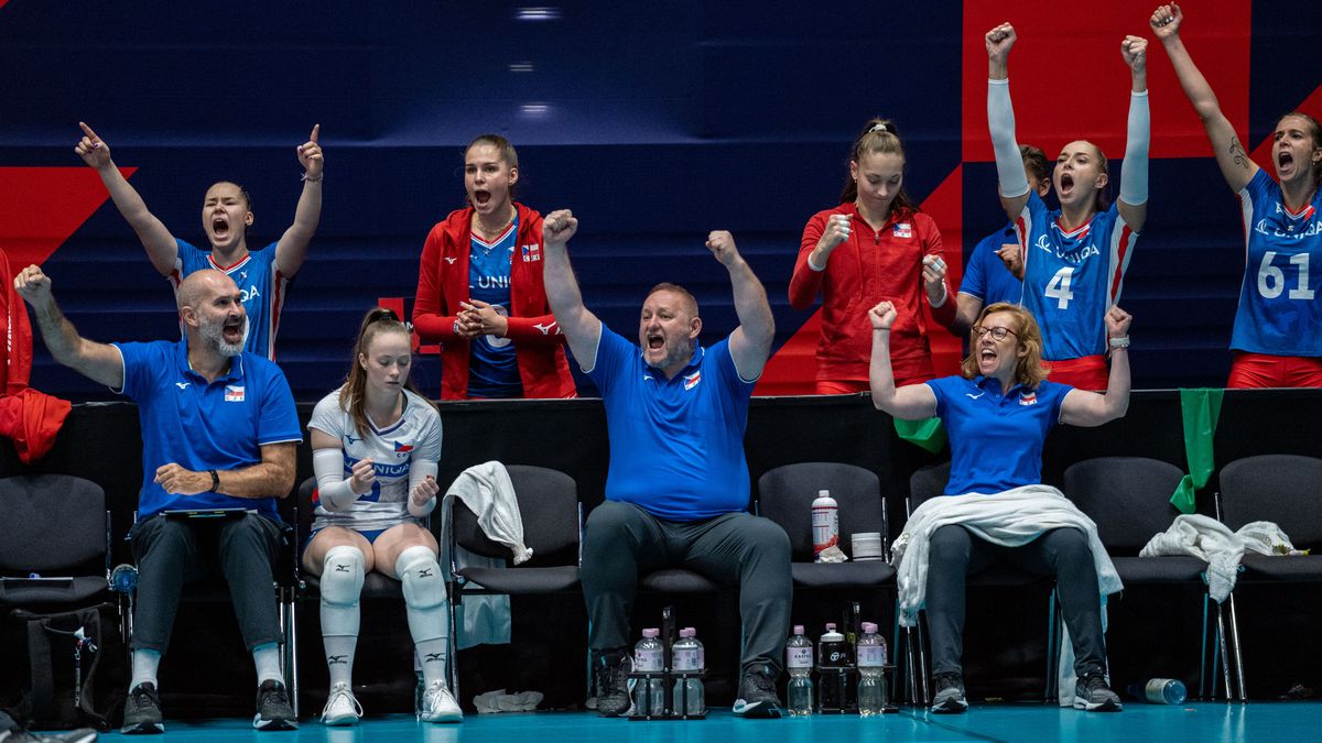 Bojovný duch volejbalistek vylezl na světlo. Cesta do osmifinále vede přes Švédsko